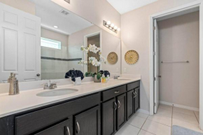 Modern Solara Villa with Pool, 7bd